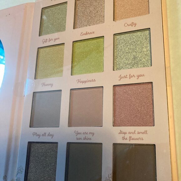 Disney Winnie the Pooh Eyeshadow Palette - Picture 2 of 3